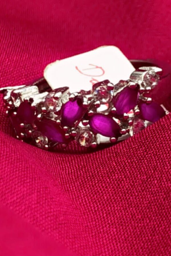 MUTIPLE OF RUBY STONES AND CUBIC ZIRCONIA ARRANGE ON THE SILVER PLATED RING