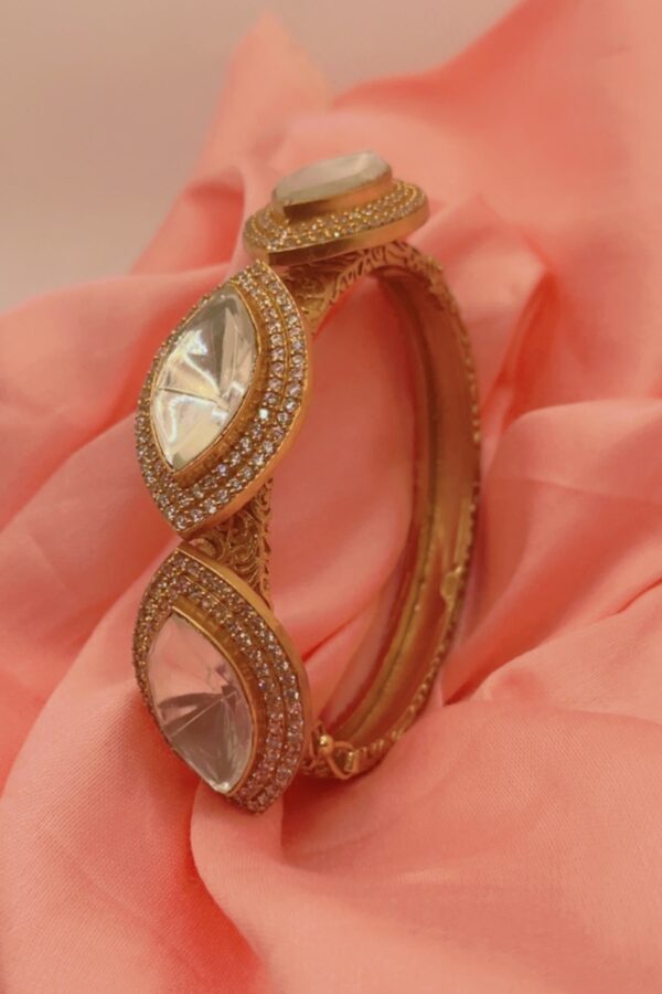 KUNDAN BRACELET POLKI MADE WITH CUBIC ZIRCONIA.