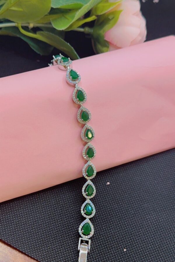 HEART SHAPE EMERALD GREEN AD MADE WITH SIVER PLATED BRACELET