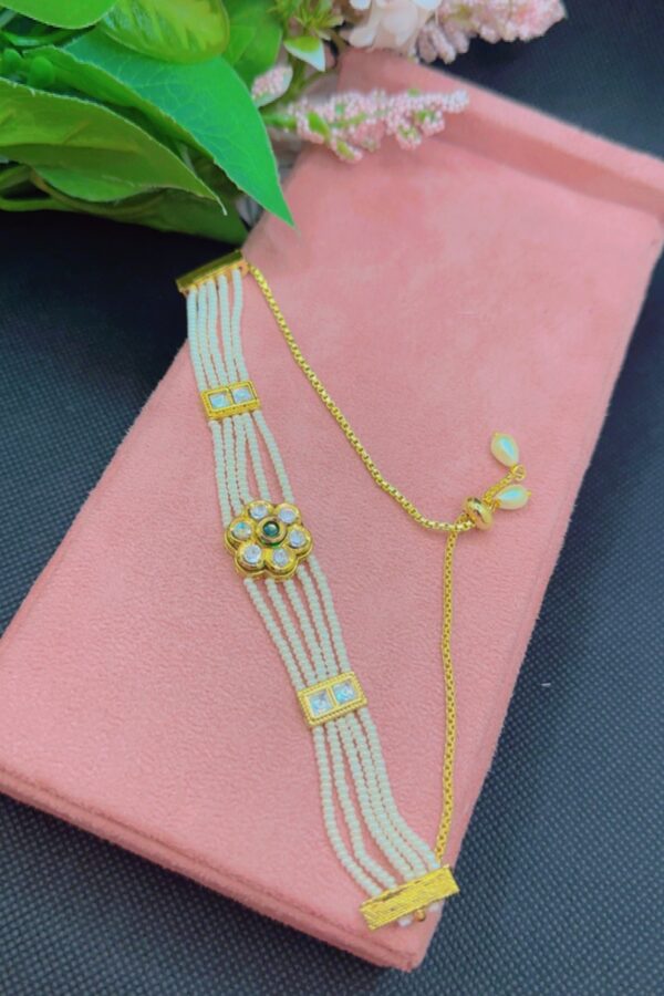 FLORAL SHAPE KUNDAN BRACELET.