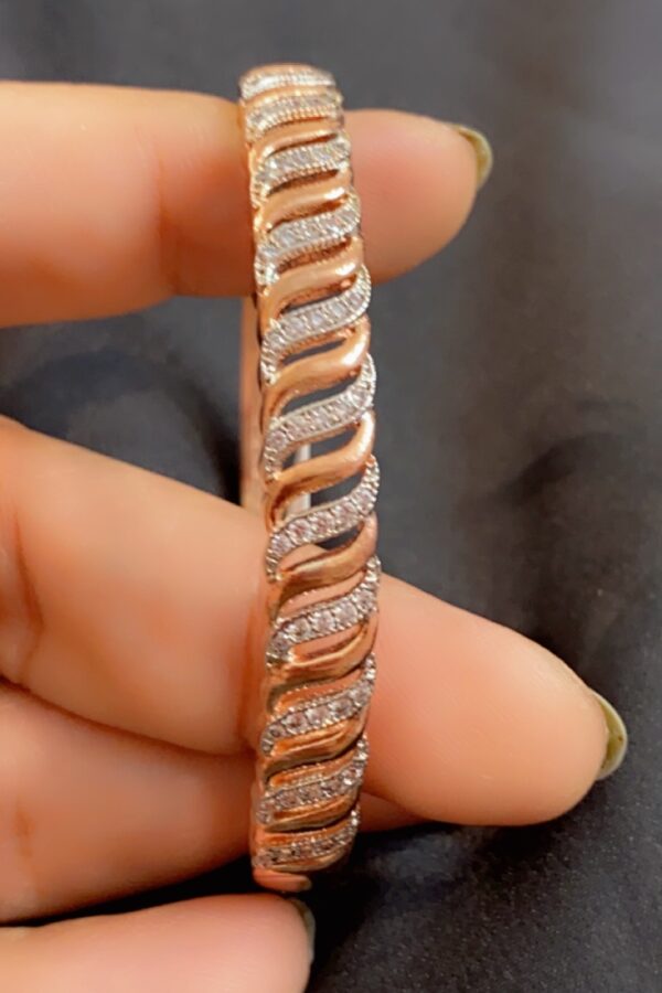 GOLD PLATED MADE WITH ZIRCONIA BRACELET.
