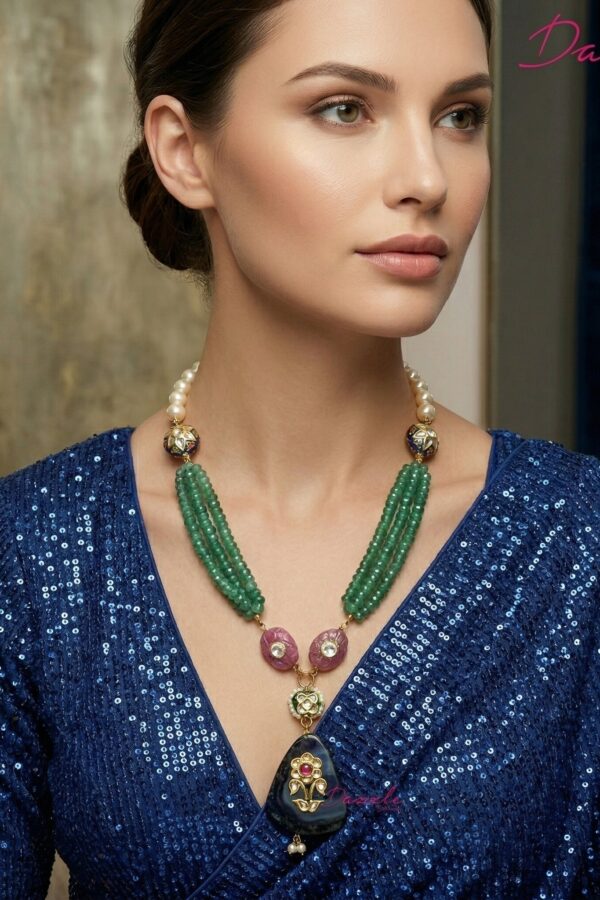 Traditional Kundan design with meenakari detailing