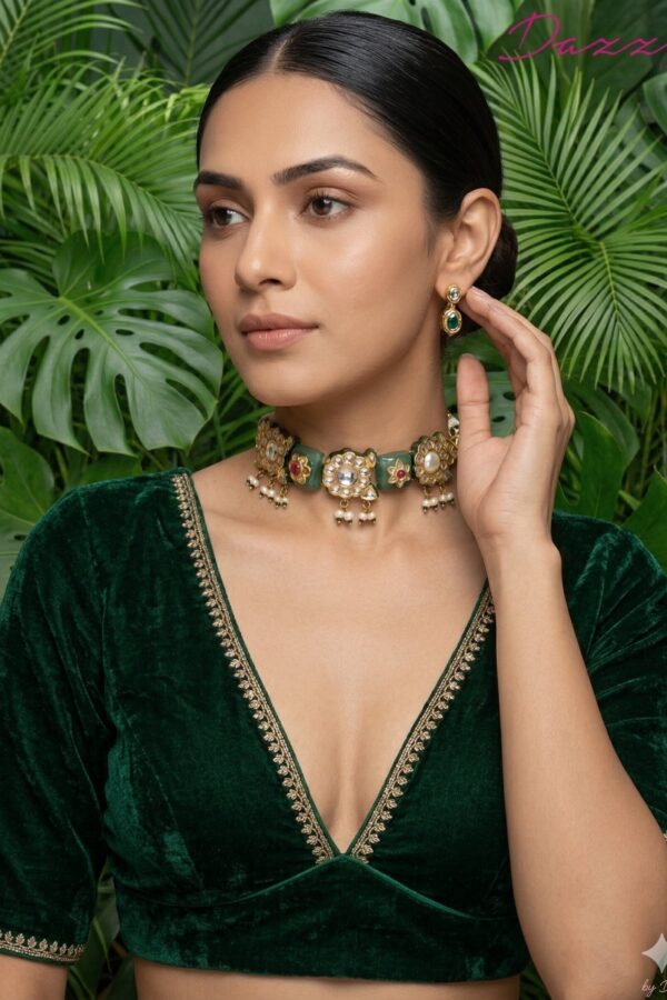 Handcrafted Kundan necklace with detailed meenakari work